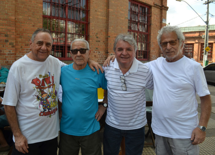 Agendado para 11 de novembro, no Central, o grande show "Semente da terra", de Milton Nascimento 4 José Carlos Passos e Ivanir Yazbeck ladeando Armando (Mamão) Aguiar e Marcinho Itaboray, autores da marchinha da Banda Daki para o carnaval 2018, no Bar da Fábrica Foto: Toninho Carvalho