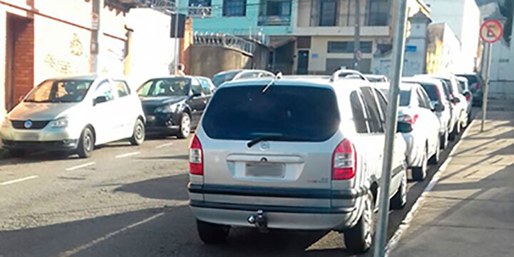 Motoristas estacionam em local proibido e obstruem faixa de subida 2 VU Morro da Glória.jpgcapa