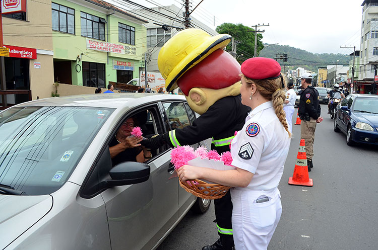 PM promove Blitz Rosa para alertar mulheres sobre prevenção 1 blitz olavo2