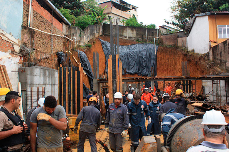 Deslizamento de barranco em obra mata dois operários e fere quatro 1 bombeiros 11