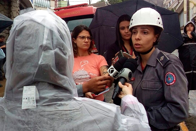 Deslizamento de barranco em obra mata dois operários e fere quatro 2 bombeiros 7