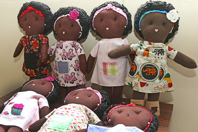 Voluntários produzem vestidos e bonecas para crianças de Guiné-Bissau 1 boneca1