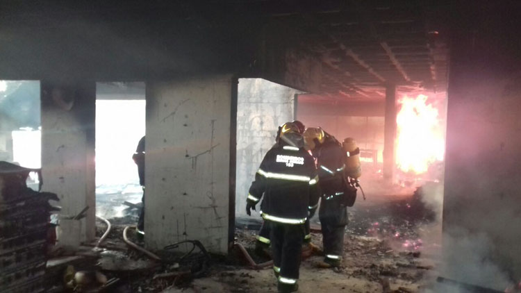 Bombeiros combatem incêndio em construção de shopping em Ubá 1 incendio uba