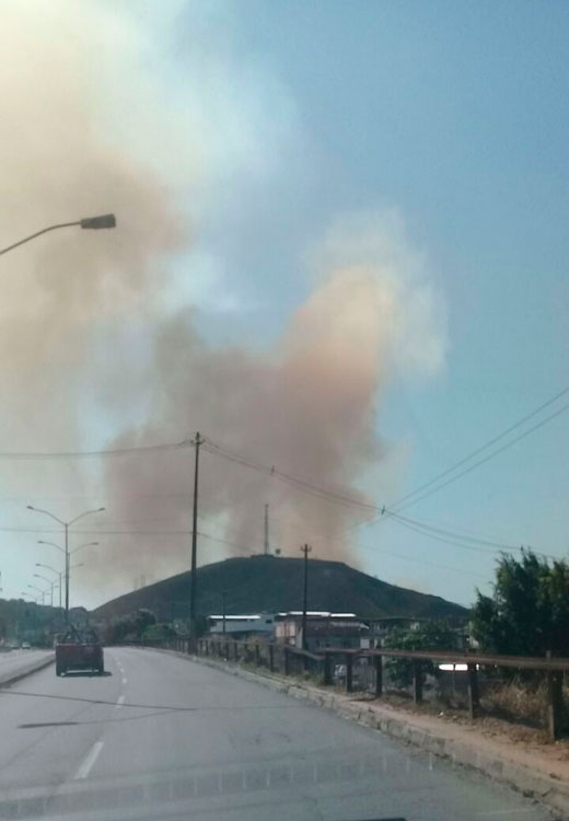 Bombeiros combatem incêndio em mata do Exército 1 incêndio