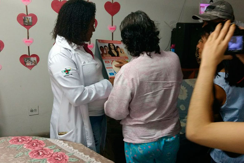 Universitários promovem ação de combate ao câncer de mama com moradoras em situação de rua 1 mamamiga Foto Daniel Campos Estácio