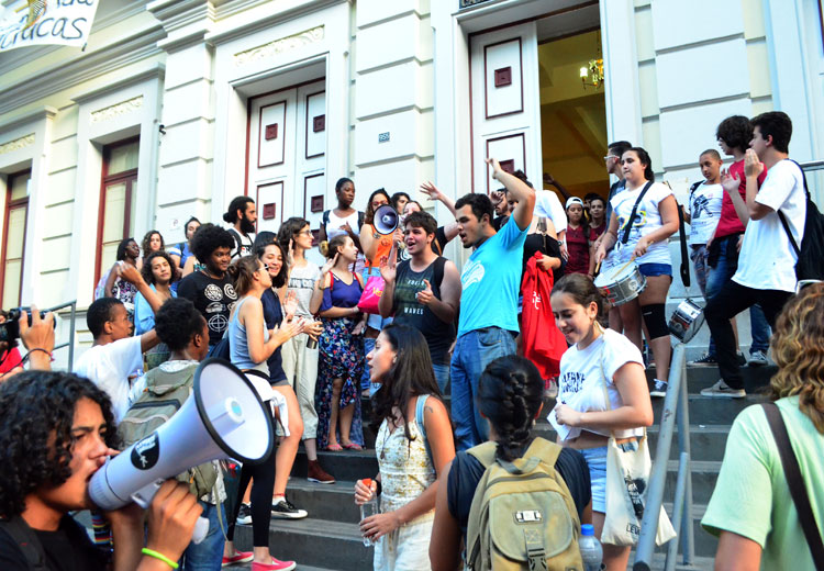 Depois de 20 horas, manifestantes deixam Câmara 2 manifestacao 1