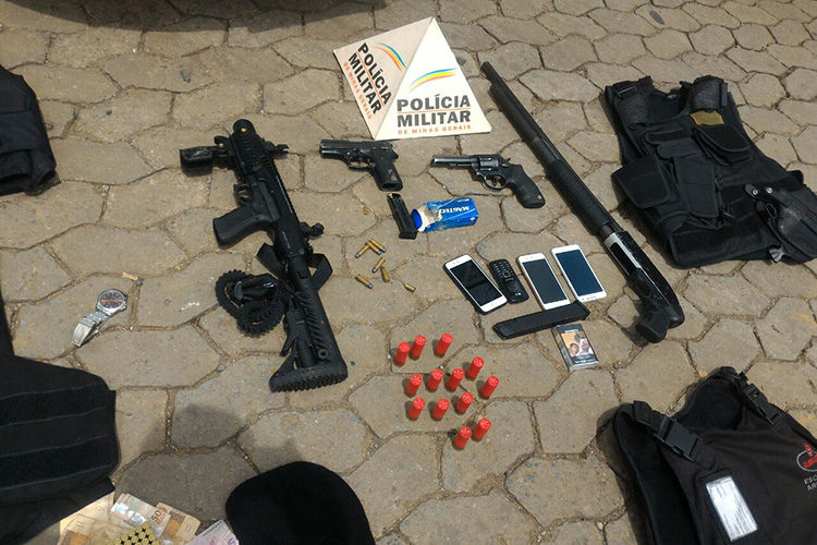 Quadrilha intercepta caminhão de cigarros e faz reféns na BR-040 2 quadrilha roubo carga armas apreendidas divulgacao pm