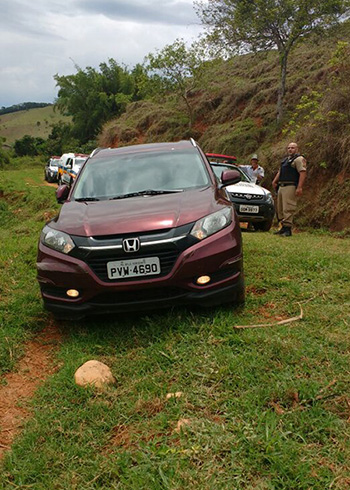 Quadrilha intercepta caminhão de cigarros e faz reféns na BR-040 1 quadrilha roubo carga foto vertical divulgacao pm1