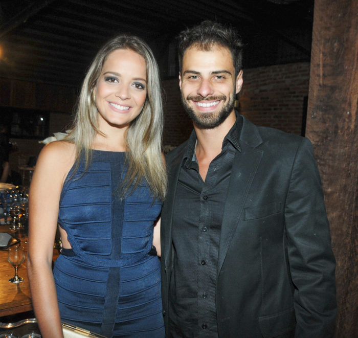 Amanda Lima e Lucas Malvacini, que fez sucesso interpretando o bombeiro Rômulo, anteontem, no programa “Vai Que Cola”, no Multishow Foto: Andréa Ottoni