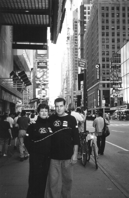 O diretor de relacionamento e mercado da Unimed, Glauco Araújo e Mário Lopes de Freitas 3 Flash Back : Rosaura e Fabiano Finamore curtindo a viagem a Nova York, que ganharam na Feijoada 2001