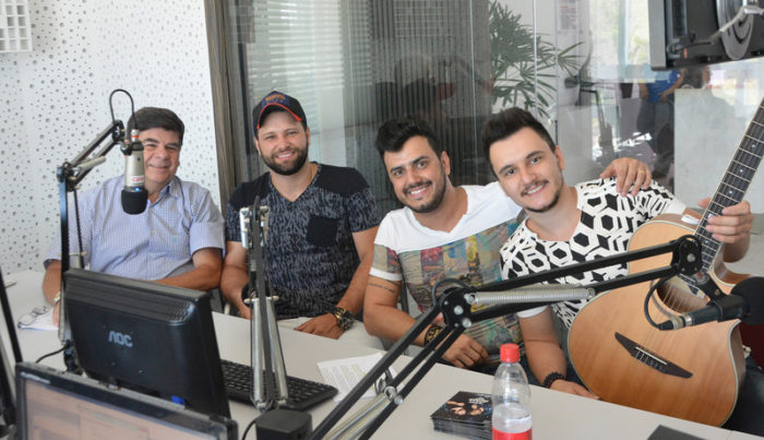 CR com a dupla Renan & Christiano e o produtor Rian Toledo 1 CR com Renan & Christiano e o produtor Rian Toledo, ontem, no estúdio da CBN Juiz de Fora, durante o programa "No Circuito", que destacou o lançamento do clipe da música “Valoriza’’ Foto: Marcelo Ribeiro