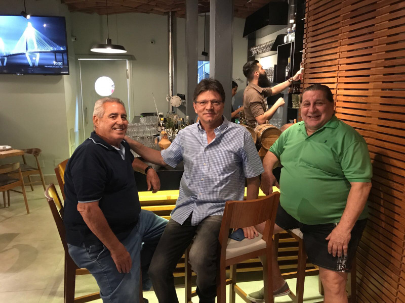 Inauguração da primeira academia ao ar livre no Poço Rico 3 Eduardo Villela de Andrade, o anfitrião Célio Oliveira e Said Tuma na abertura da Churrasqueira Rio, anteontem, em plena Rua Vinícius de Moraes
