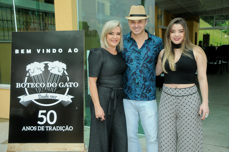 Inauguração da primeira academia ao ar livre no Poço Rico 2 O aniversariante Henrique Allemand com Rita e a filha Marília, em tarde de festa no Novo Horizonte Foto: Andréa Ottoni