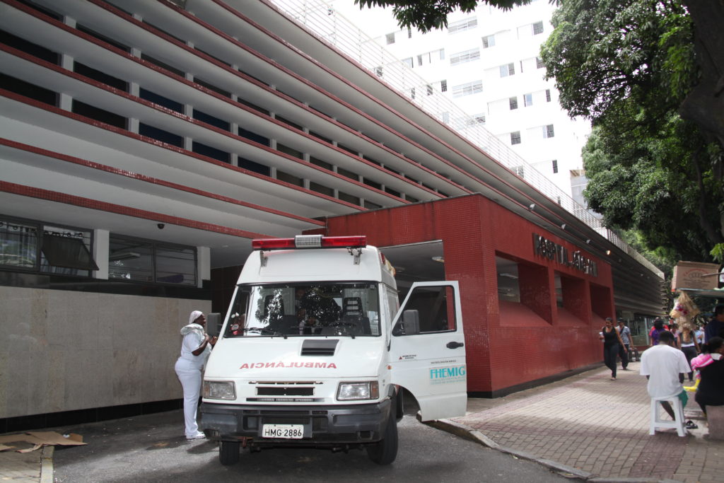 Servidores estaduais protestam por melhores condições salariais 1 Hospital João XXIII