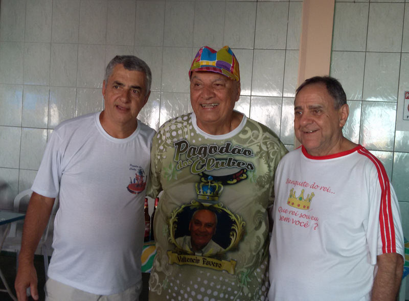 A bailarina Amanda Costa ladeada por Vinícius Hallack e Tufic Nabak, no jantar árabe da ALAE, no Clube Sírio Libanês 2 Marcelo Barra, Valtencir Fávero e José Carlos (Zé Kodak) Passos no churrasco do bloco Pagodão dos Clubes, no Acadêmicos do Bairu