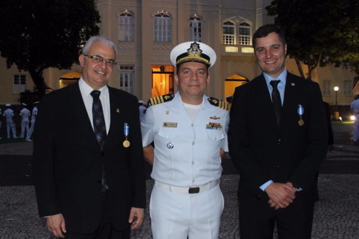 Fala Quem Sabe: Arquitetura moderna em Juiz de Fora 7 Medalha da Marinha, no Rio: Duas personalidades de Juiz de Fora estavam entre os agraciados com a “Medalha Amigo da Marinha”, em cerimônia extraordinária, repleta de civismo e patriotismo, na Fortaleza de São José, na Ilha das Cobras, no Rio. Na foto, o comandante do Batalhão Naval, capitão de mar e guerra Elson Luiz de Oliveira Góis - que é juiz-forano - está ladeado pelo homenageados, o reitor da UFJF Marcus David e o vereador Marlon Siqueira.