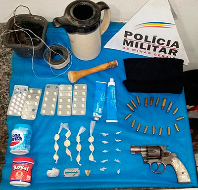 PM apreende revólver, munições e drogas no Bonfim 1 PM apreende revólver munições e drogas no Bonfim DIVULGAÇÃO pm