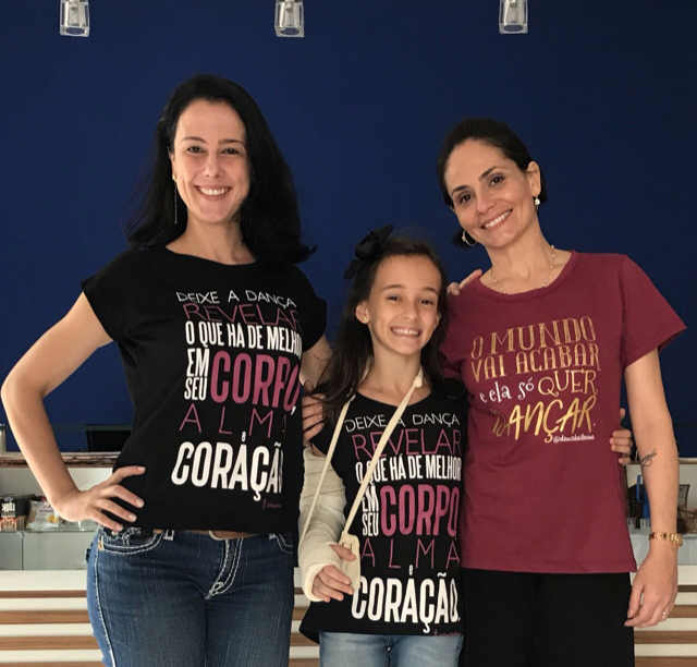 Giovanna Altomar clicada pelas lentes de Júnior Faria 3 Bailarinas de destaque: A 'maítre' Patrícia Salgado (de blusa vermelha) comandou ‘workshop’ na Corpus Núcleo de Dança. A bailarina do Stutgart Ballet, que dançou com os mais renomados coreógrafos do mundo, posou para foto com Raphaela Barbosa Milward e Luciana Sagioro.