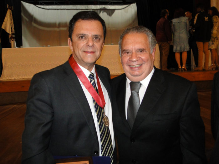 Inauguração da primeira academia ao ar livre no Poço Rico 4 O presidente do Hospital e Maternidade Terezinha de Jesus, Ricardo Campello recebendo a “Comena Bernardo Mascarenhas” do presidente da Agência de Desenvolvimento, Jorge Montessi, no Teatro Academia