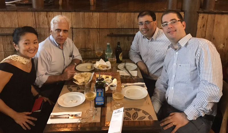 No jantar da Assunta, os médicos Audrey Tsunoda, Eduardo Pinto, Alexandre Ferreira e Roberto Heleno Lopes 1 No jantar da Assunta, a oncoginecologista Audrey Tsunoda e o fundador da Sociedade Brasileira de Cirurgia Oncológica, Eduardo Pinto com os médicos Alexandre Ferreira e Roberto Heleno Lopes