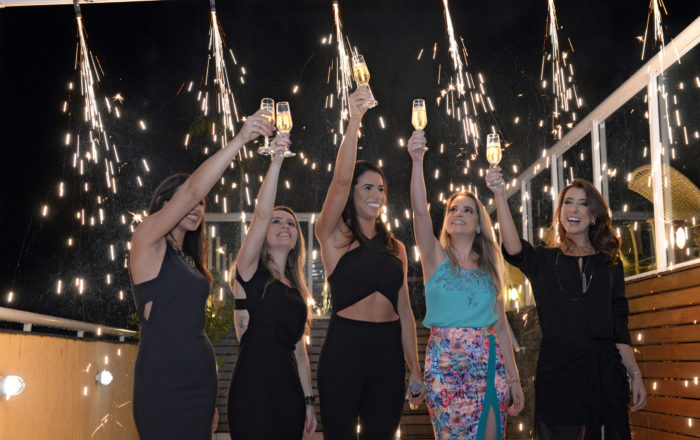 O diretor de relacionamento e mercado da Unimed, Glauco Araújo e Mário Lopes de Freitas 6 Joyce Silva, Camila Knop, Saliza Serodio, Letícia Lourenço e Eveline Zanetti brindando os oito anos da Corpo S/A. Durante a festa, na cobertura do Victory Suítes, Saliza lançou o projeto de franquia da clínica, que faz sucesso em proporcionar um novo estilo de vida, promovendo a saúde e o bem estar