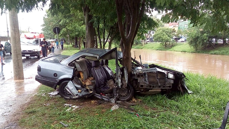 Carro bate em árvore e deixa dois feridos na Avenida Brasil 1 acidente leo5