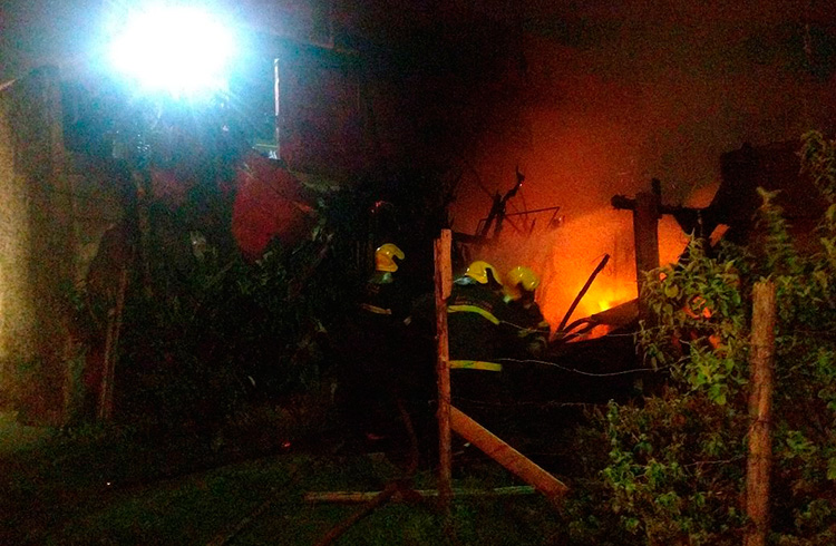 Carro pega fogo dentro de garagem de casa 1 bombeiros combatem incêndio em carro