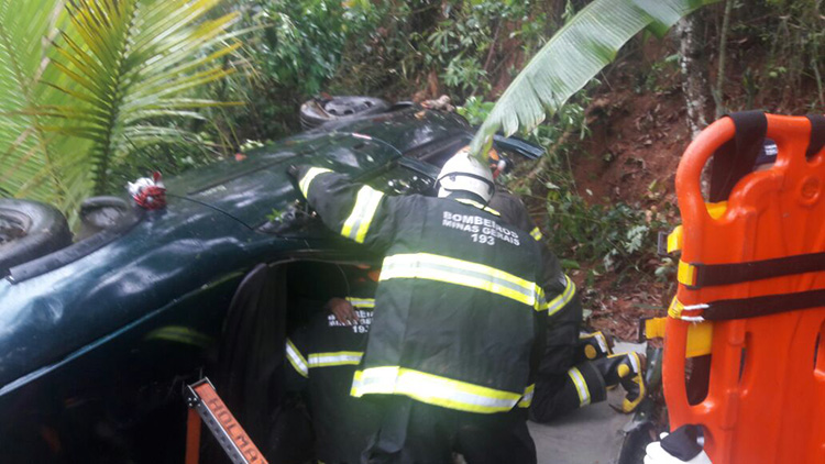 carro cai em barranco