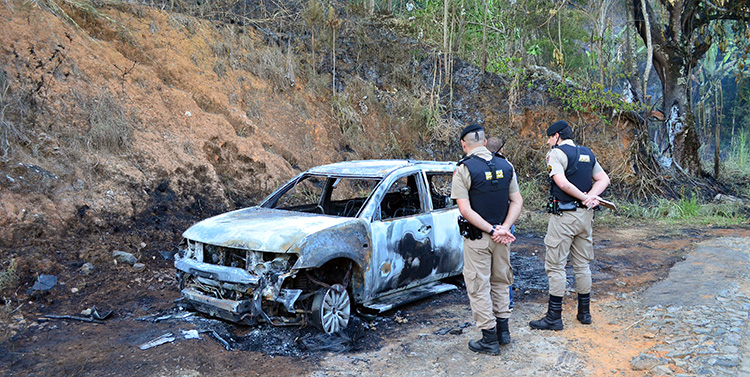 Três pessoas são investigadas por participação em crime de corpos carbonizados 1 carro queimado olao