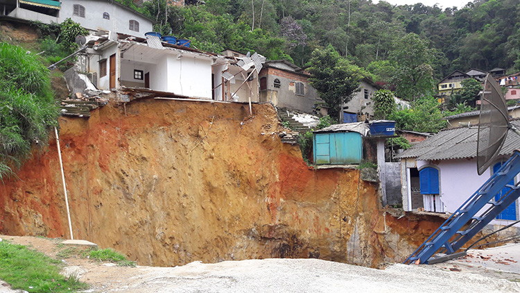 Defesa Civil retira mais 40 famílias de área de risco em Petrópolis 1 desabamento prefeitura petropolis