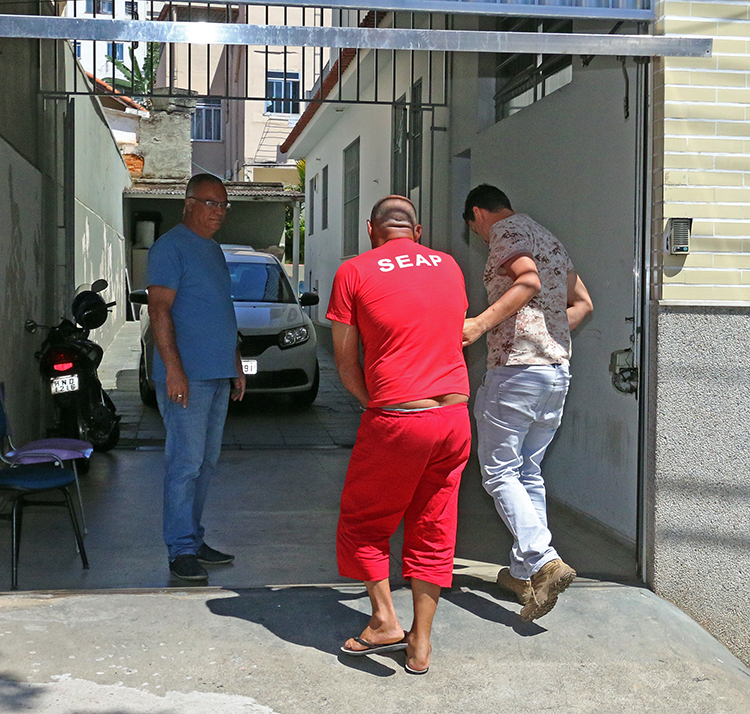 Preso suspeito de estuprar a própria mulher por quase 30 anos 1 estupro2 leo