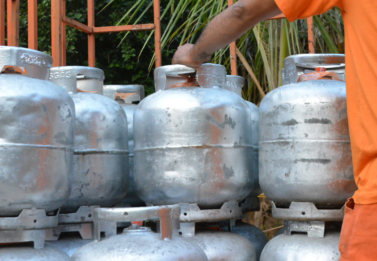 De primeira necessidade, gás de cozinha vira artigo de luxo 1 gás marcelo e1509813618543