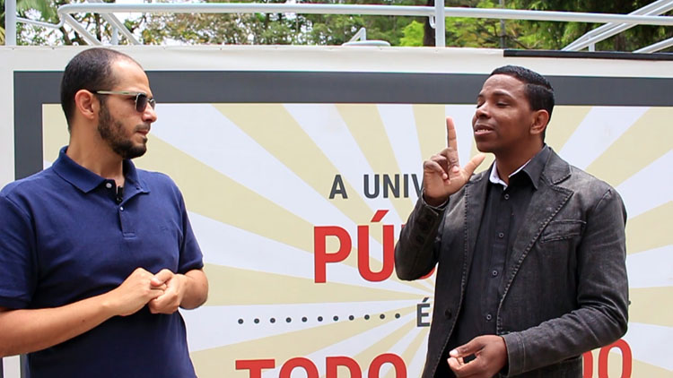 População surda ainda é marginalizada na educação 1 libras 2