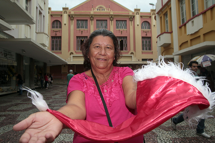 Mamãe Noel distribui brinquedos e lanches na Zona Norte há 32 anos 1 mamanoel priamo