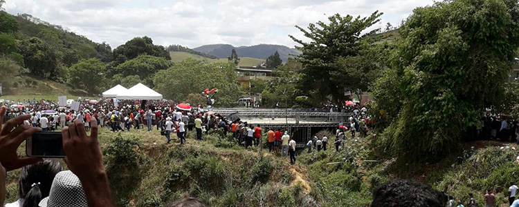 Ponte construída para evento religioso desaba com fiéis 1 pastor web 4