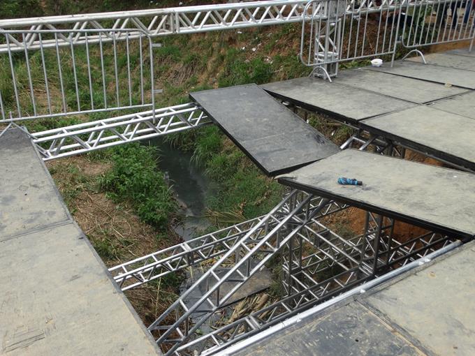 Ponte construída para evento religioso desaba com fiéis 2 pastor web 5