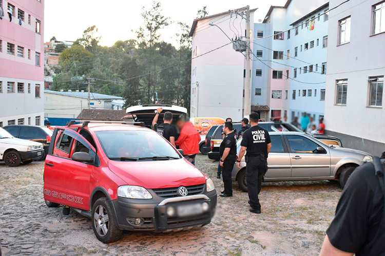 Polícia Civil faz operação no Araucárias e prende 5 pessoas 1 policia civil araucarias1
