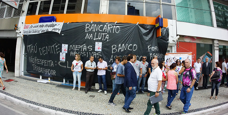 Sindicato fecha agência por denúncia de assédio moral em Juiz de Fora 1 protesto banco dentro olavo