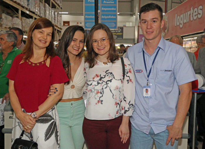 Álvaro Lamha e o ‘MasterChef’ Pablo Oazen 3 Marta Lopes Reis com as filhas Alice e Deborah (com o noivo Guilherme Rossetto) no novo Bahamas Mix São Pedro Foto: Leonardo Costa