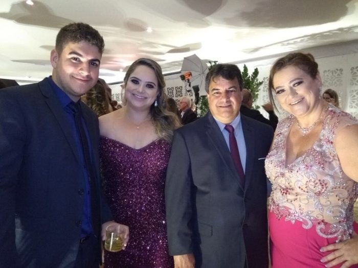 Marta Salgado com dona Geny Barbosa e a filha Célia, na Creche Comunitária Antônio e Maria Geny Barbosa 4 Os irmãos Giovanni Ricardo e Karolline (formanda em medicina) com os pais Giovani e Roselene Vardieiro, na festa da Unipac, no Capitólio