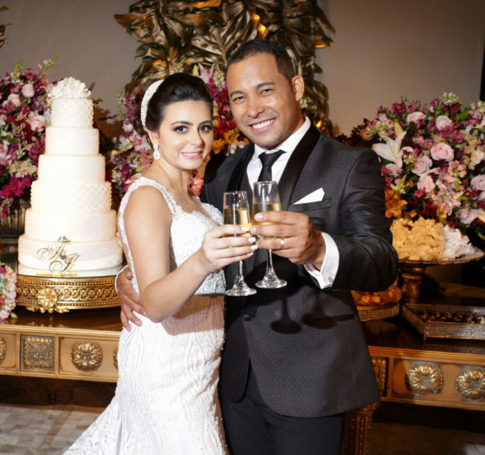 Os noivos Fernanda Leite Alonso e Ivo Rodrigues 1 Os noivos Fernanda Leite Alonso e Ivo Rodrigues (ela, usando elegante vestido em arabescos, com renda inglesa, bordado com cristais austríaco e ‘swarovski’) nos jardins do Privilège. Foto: Bruno Moraes