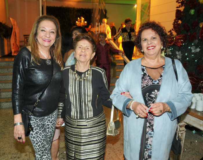Florinha do Carmo e a mãe Jandira Rossini com Alda Oliveira em noite social no Marcellu's Aero 1 Florinha do Carmo e a mãe Jandira Rossini com Alda Oliveira em noite social no Marcellu's Aero Foto: Andréa Ottoni
