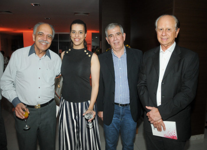 Cesinha Avellar, Henrique Thielmann, Sinval Cruz e Ricardo Kamil Malta na exposição de Santa Matilde 4 Os médicos Tadeu Coutinho (com a filha Larissa), Homero Gonçalves Júnior e Vicente Rozauro Vidal prestigiaram a colega Denise Drumond no lançamento de seu livro “Conhecendo Maria”, no Centro Médico Monte Sinai Foto: Andréa Ottoni