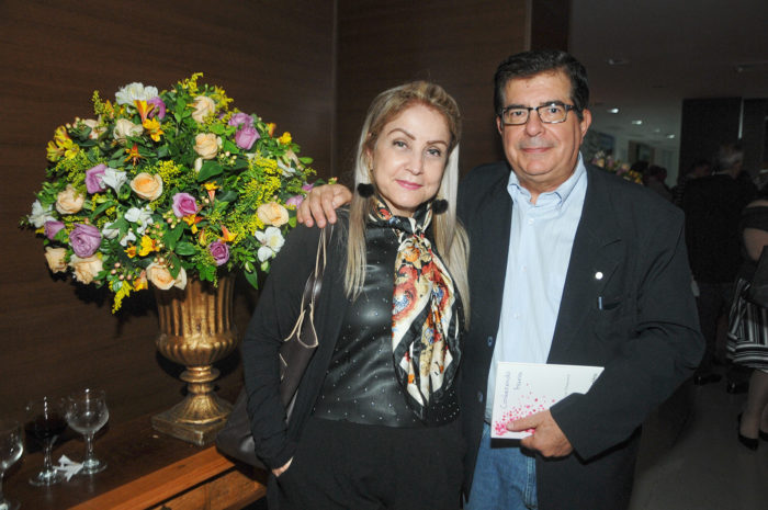 Nathália Melandre, Tatah Fávero, Michelle Assis e Shayna Lavorato no “bazar das quatro” 2 Regina Castelo e Milton Prudente, presenças elegantes na noite de autógrafos da médica Denise Drumond Foto: Andréa Ottoni