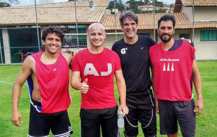 Nathália Melandre, Tatah Fávero, Michelle Assis e Shayna Lavorato no “bazar das quatro” 4 Valério Ribeiro com os ex-jogadores rubronegros Leandro Ávila, Marcelo Leite e Athirson na tradicional “pelada” no campo do Ribeirão do Matta, nas Fazendinhas do Ipiranga