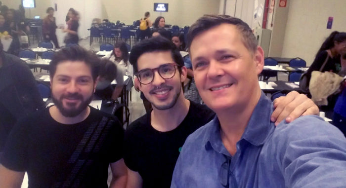 Fala Quem Sabe: Todos merecem os mesmos direitos 5 JF Por Aí - Encontro criativo em Sampa: O professor e 'designer' Carlos Torres participou do Pixel Show, em São Paulo, considerado um dos maiores eventos de arte e criatividade do mundo. Na conferência, ele encontrou com seu ex-aluno, Rodrigo Falco, ilustrador patrocinado pela Faber Castell e responsável por vários projetos, inclusive para a famosa Cafeteria Starbucks. No 'flash', Jordan Vargas, Rodrigo e Carlos Torres.