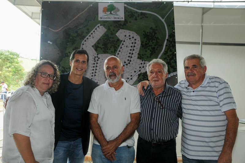 Álvaro Lamha e o ‘MasterChef’ Pablo Oazen 2 Rechiane Janeiro, Júlio Feitoza, o prefeito de Belmiro Braga, Afonso Henrique Ferreira, Hélio Oliveira e João Ferreira, no bem sucedido lançamento do Portal Belmiro Braga. Foto: Andréa Ottoni