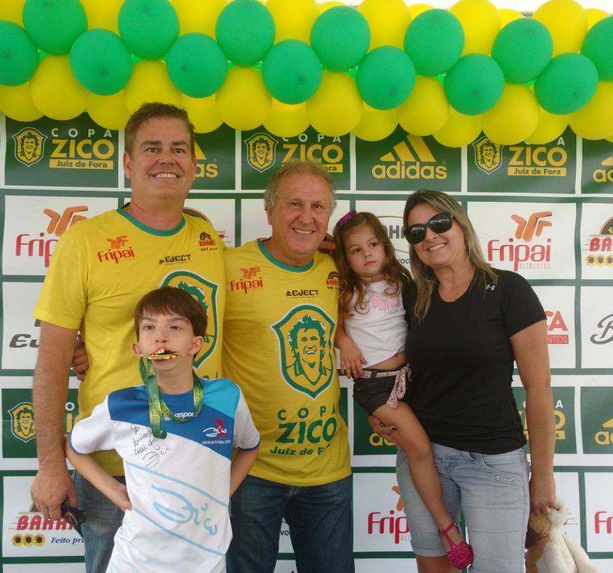Zico com o anfitrião Léo Beire, Fernanda e os filhos Bernardo e Maria Eduarda 1 Zico com o anfitrião Léo Beire, Fernanda e os filhos Bernardo e Maria Eduarda, ontem, na premiação da Copa Zico Verão, na Cidade Alta