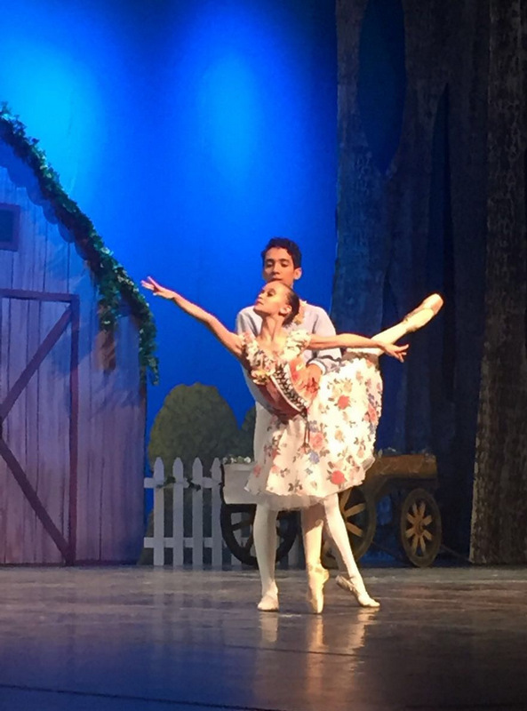 Solange e Ricardo Arbex com a filha Rafaella curtindo temporada no Viva Porto de Galinhas 2 Balé no Rio : Eleita melhor bailarina (categoria meia ponta) no 35º Festival de Dança de Joinville (SC), Luciana Sagioro, que é aluna da Escola Petite Danse, se apresentou no espetáculo “Tropicália”, nas Cidades das Artes, Rio. Antes do show foi exibido um vídeo contando um pouco da trajetória da premiada juiz-forana. Na plateia estavam Angélica e Luciano Huck, Mateus Solano, Fernanda Souza, entre outros. Radiantes com o sucesso da filha, Ana Lívia e Ulisses Sagioro.