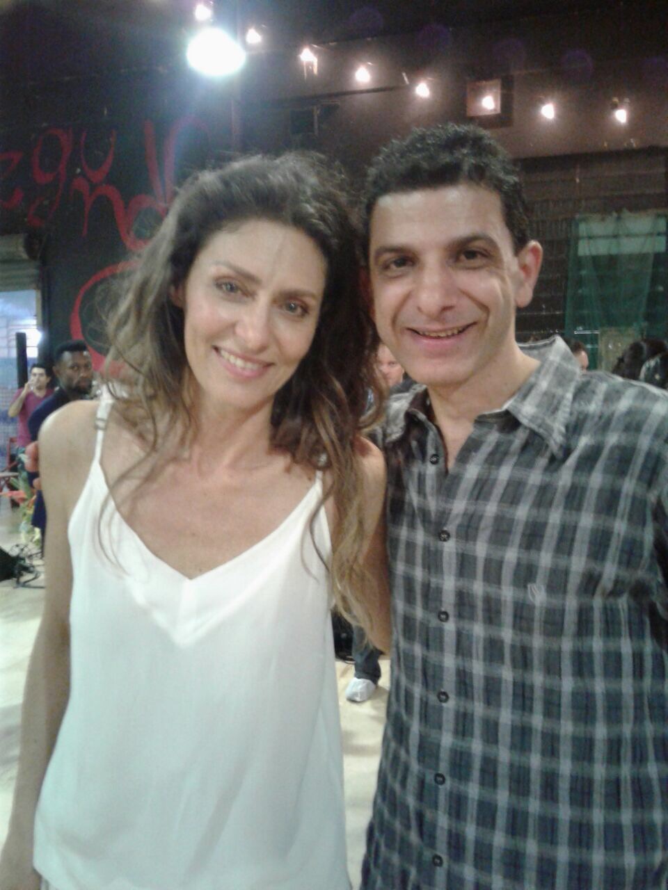 Fala Quem Sabe: Todos merecem os mesmos direitos 3 JF Por Aí - Noite prestigiada em SP: Tuffic Nabak, libanês que há vários mora em Juiz de Fora, figurou entre os convidados para a inauguração, em São Paulo, do galpão, que abriga todo processo criativo do diretor de TV e cinema, Luiz Fernando Carvalho. Na prestigiada noite, o dançarino posou para foto com a atriz Maria Fernanda Cândido, que vai atuar no filme “A paixão segundo G.H” – uma leitura cinematográfica da obra de mesmo nome de Clarice Lispector e com assinatura de Luiz Fernando. O romance, escrito em 1964, é considerado pelos críticos como a obra mais importante da autora.